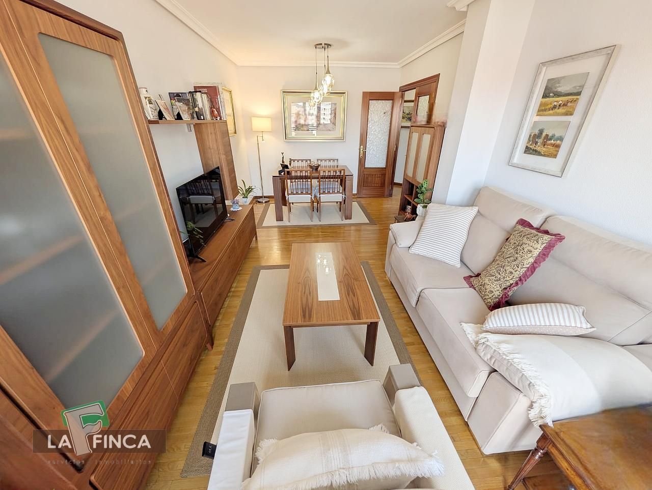 Sala de estar de Piso en venta en Oviedo  con Calefacción, Parquet y Trastero