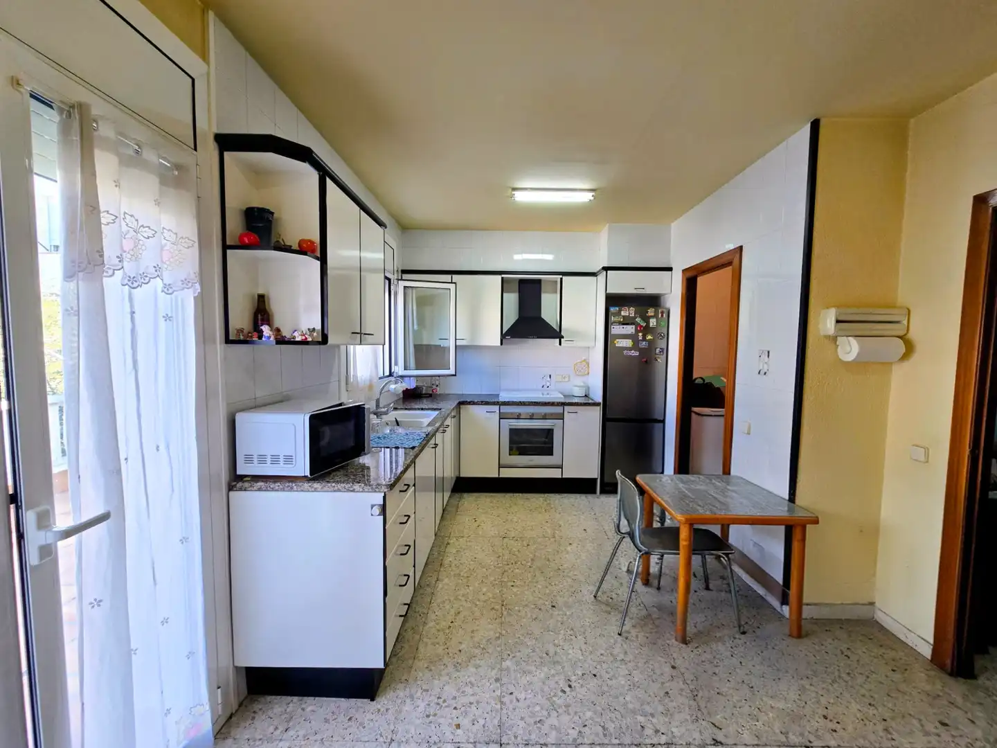 Küche von Einfamilien-Reihenhaus zum Verkauf in Manlleu mit Heizung, Privatgarten und Terrasse