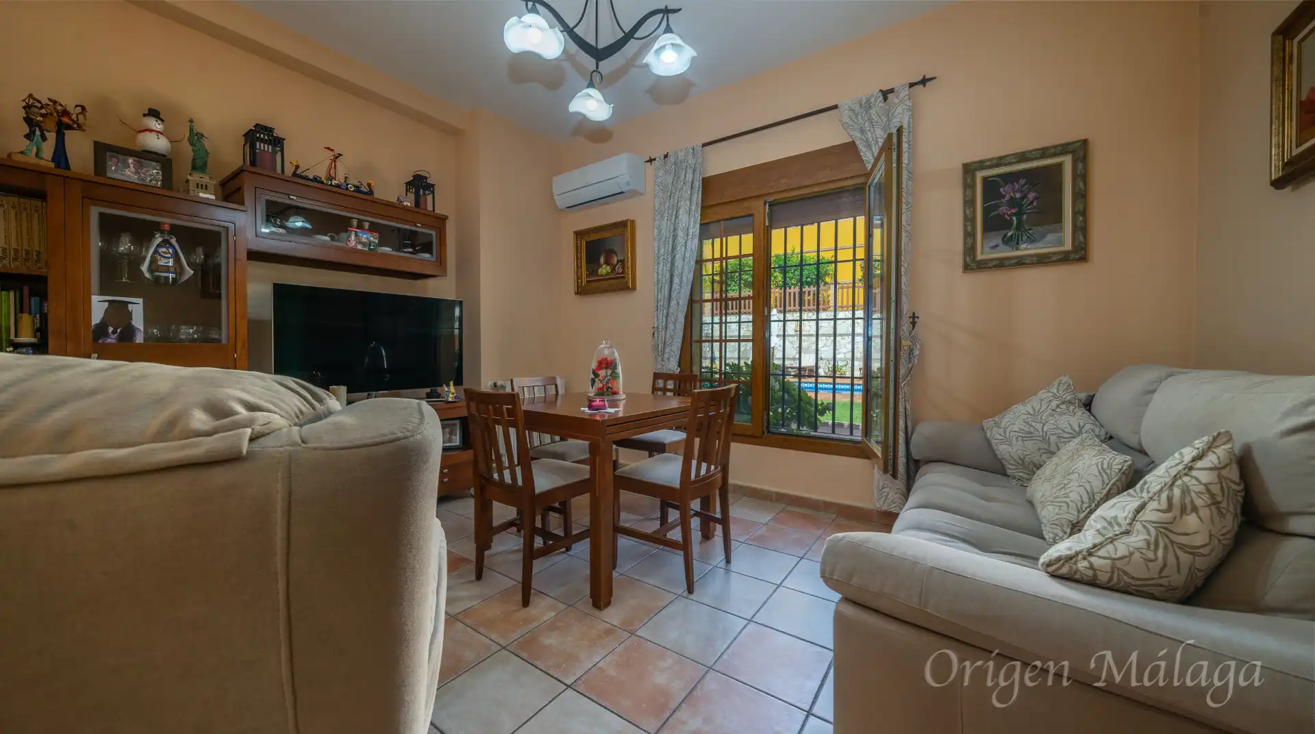 Sala de estar de Casa o chalet en venta en Alhaurín de la Torre con Aire acondicionado, Calefacción y Jardín privado
