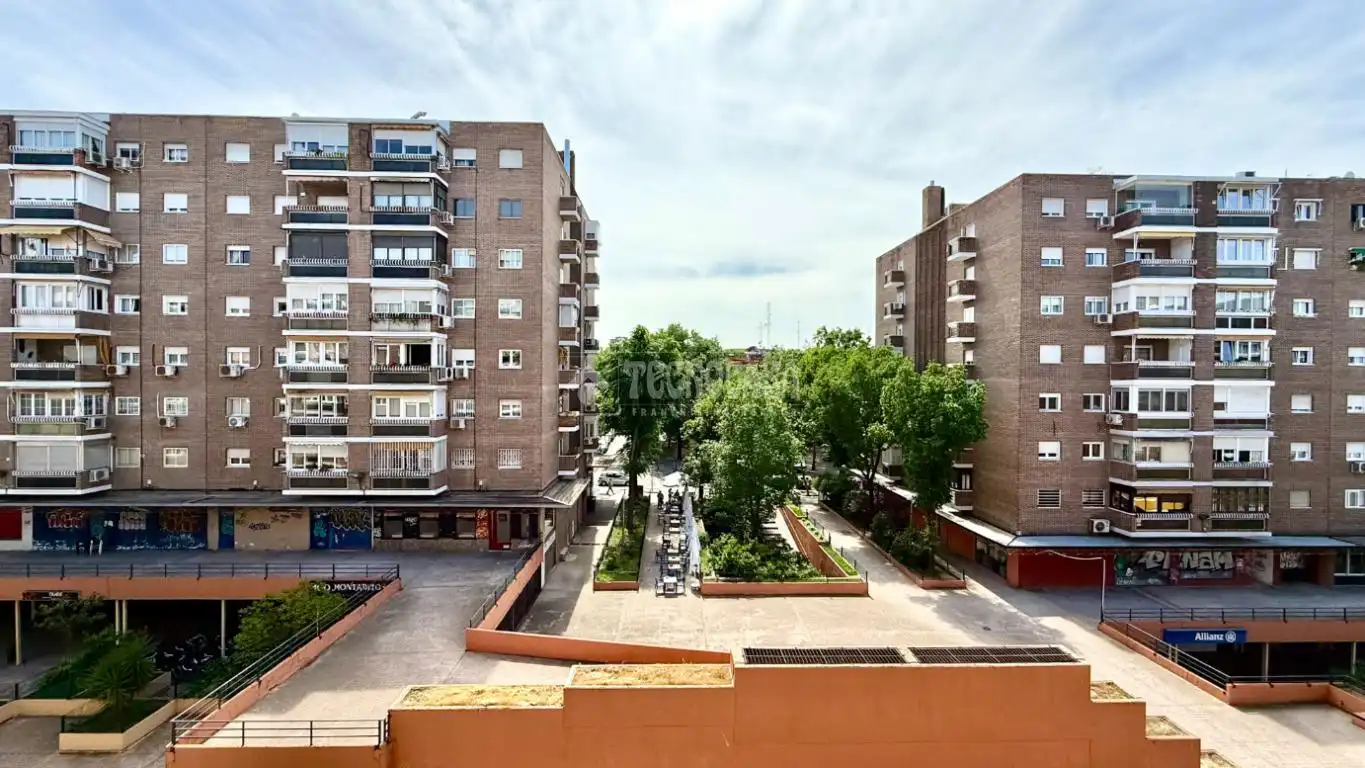 Vista exterior de Pis en venda en Madrid amb Calefacció i Parquet