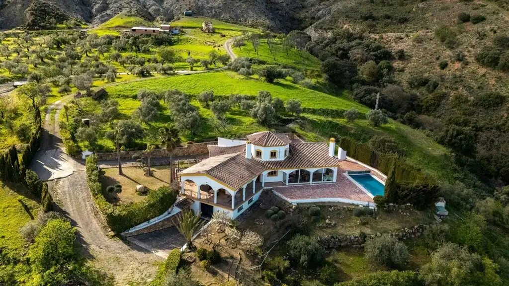 Casa rústica amb piscina en venda a Casarabonela
