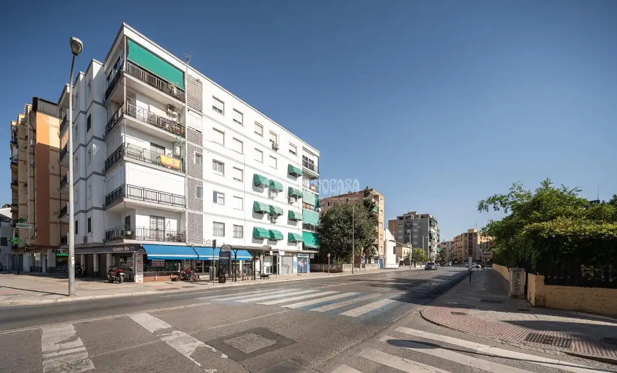 Vista exterior de Piso en venta en Granada con Balcón