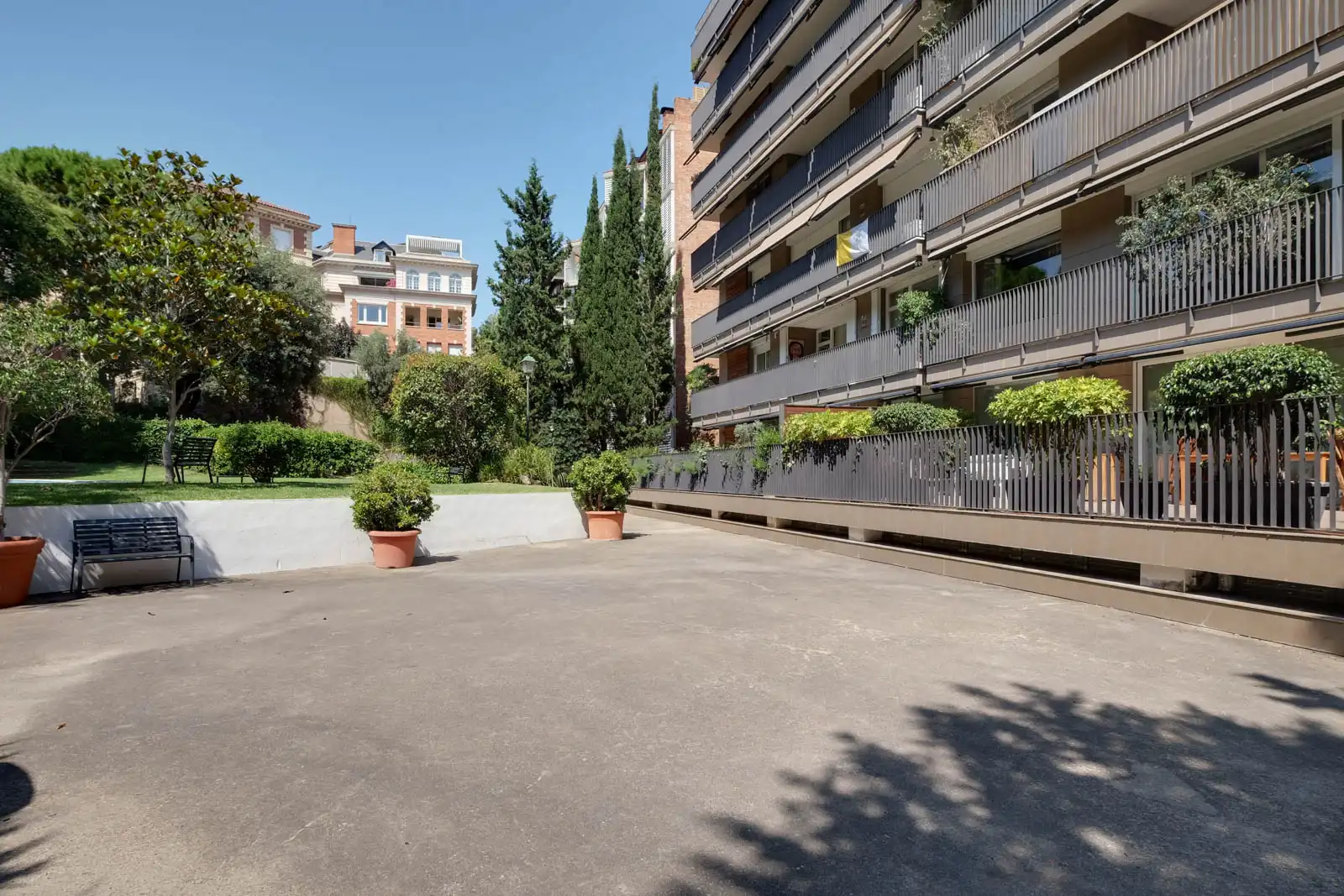 Außenansicht von Wohnung zum Verkauf in Barcelona mit Klimaanlage, Heizung und Ofen