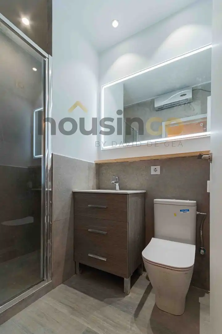 Bathroom of Study for sale in Madrid  with Air Conditioner, Heating and Furnished