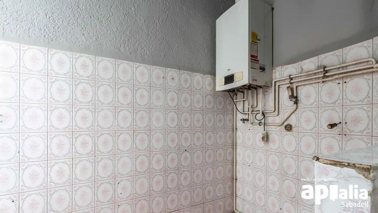 Badezimmer von Wohnung zum Verkauf in Sabadell mit Heizung und Balkon