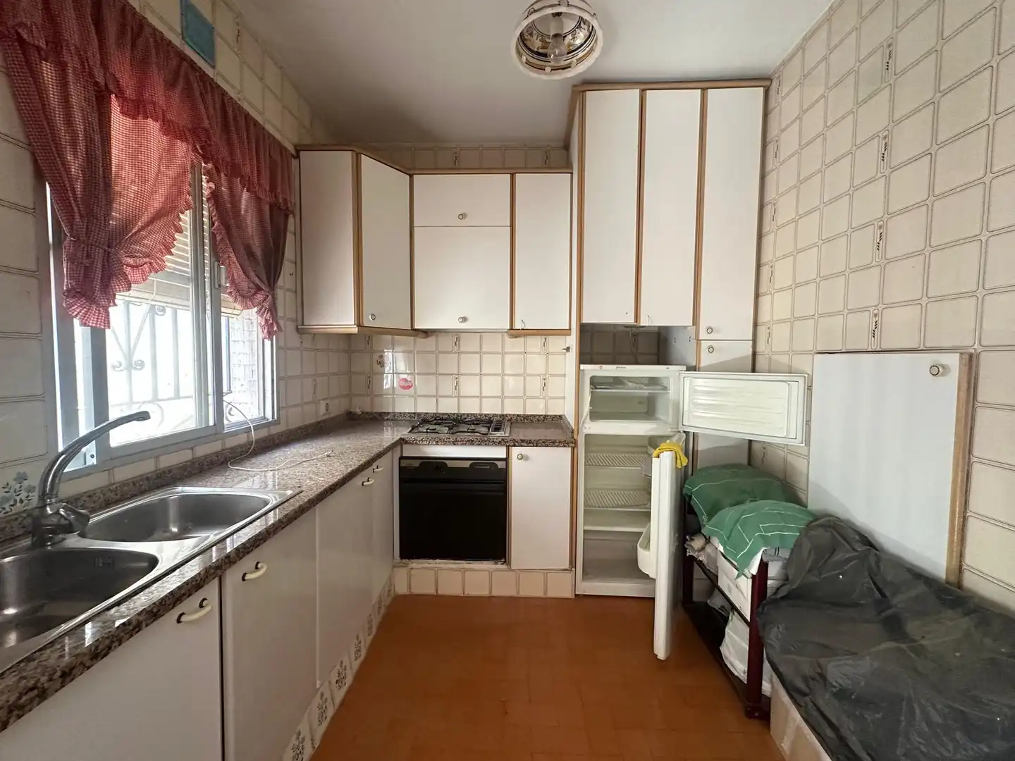 Cuina de Casa o xalet en venda en Sanlúcar la Mayor amb Aire condicionat i Traster