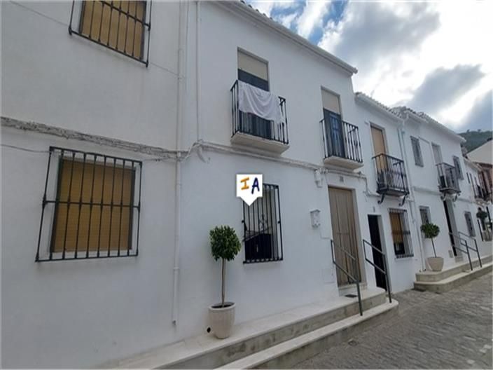 Vista exterior de Casa adosada en venda en Zuheros amb Traster