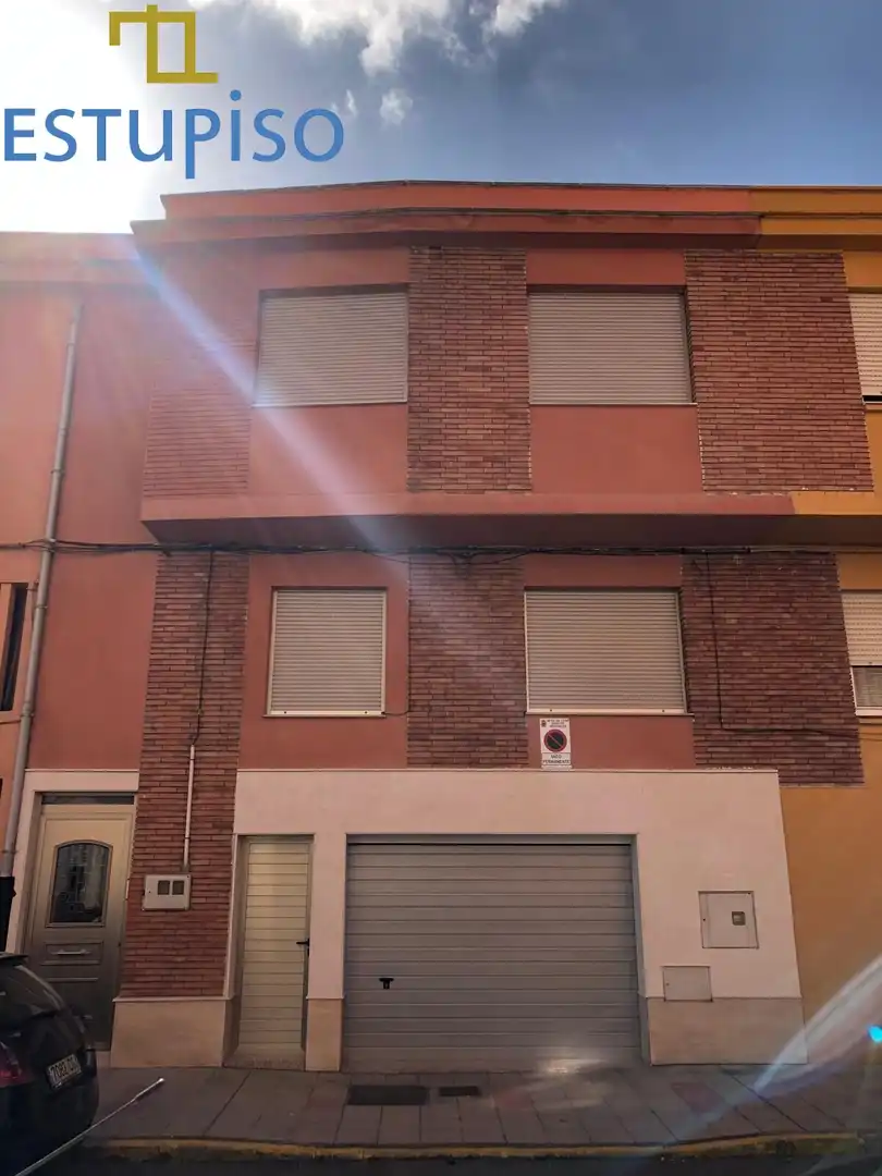 Vista exterior de Casa o xalet en venda en León Capital  amb Calefacció, Jardí privat i Terrassa