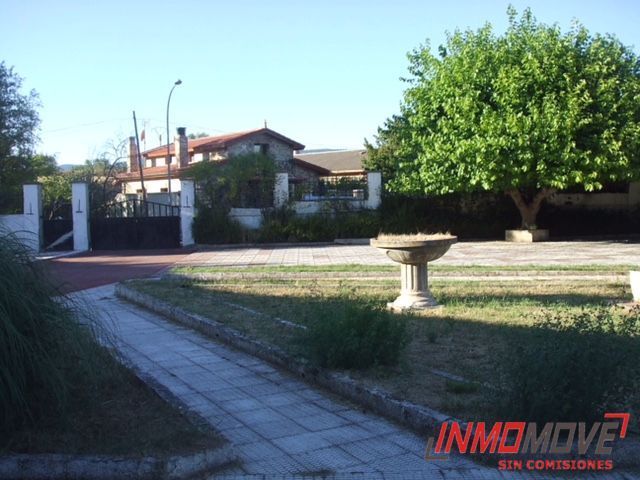 Vista exterior de Casa o xalet en venda en Merindad de Cuesta-Urria amb Calefacció, Jardí privat i Piscina