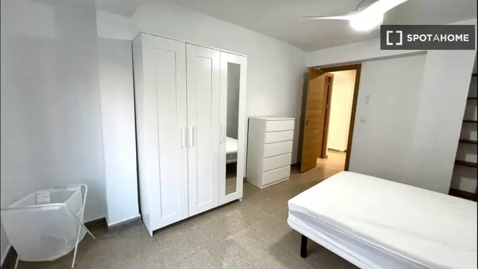 Habitación de Piso de alquiler en Valencia con Aire acondicionado, Calefacción y Amueblado
