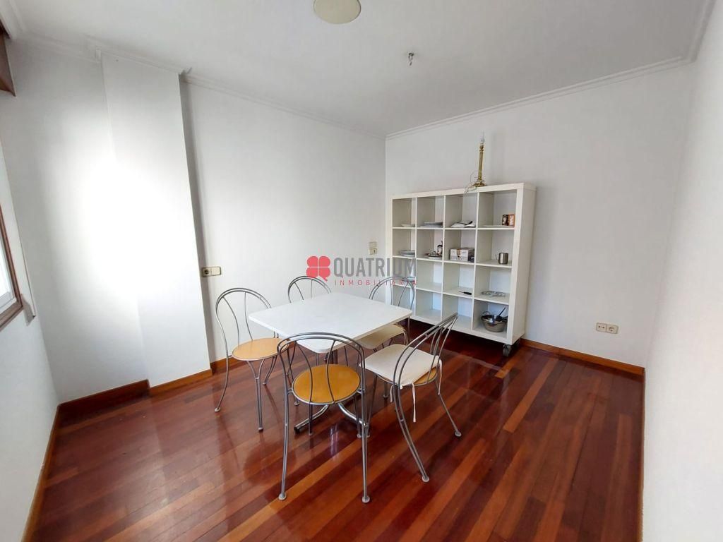 Comedor de Piso en venta en Santiago de Compostela  con Calefacción y Trastero