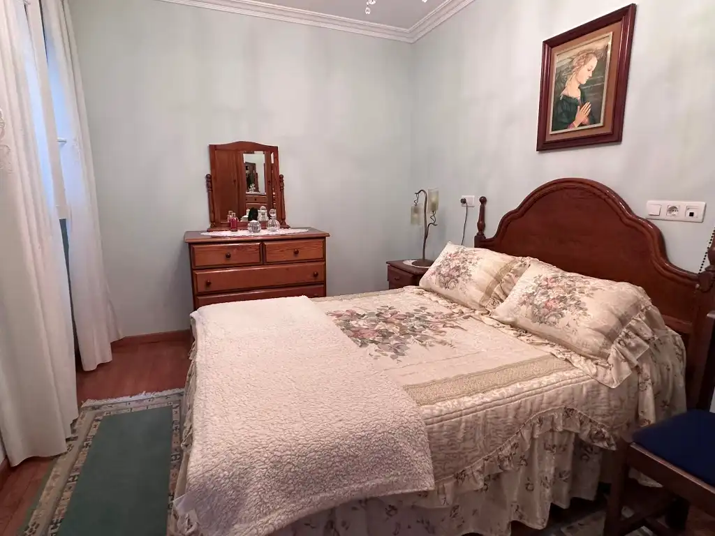 Habitación de Piso en venta en Gijón  con Calefacción, Parquet y Amueblado