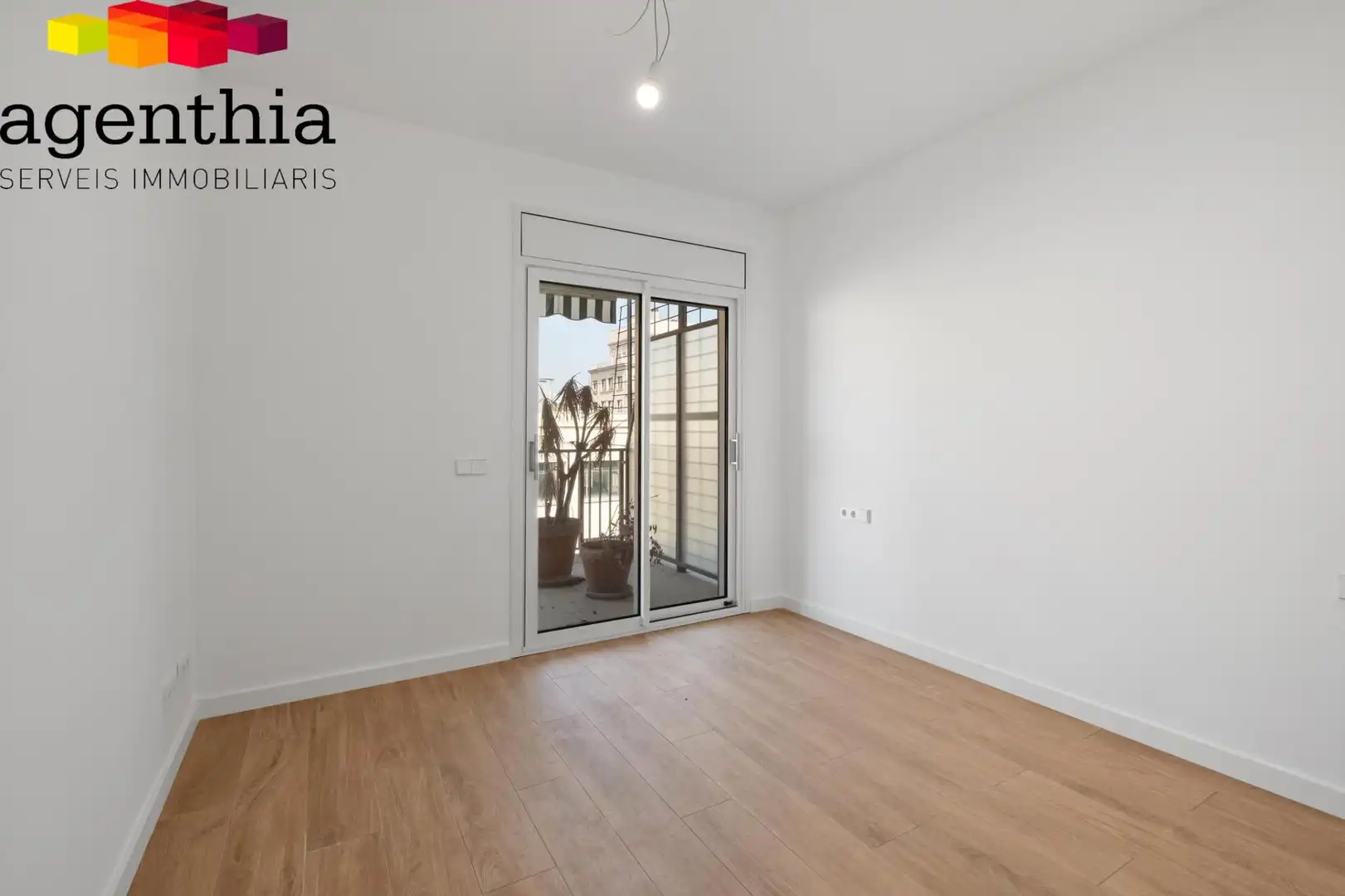 Bedroom of Flat for sale in Girona  with Air Conditioner, Heating and Terrace