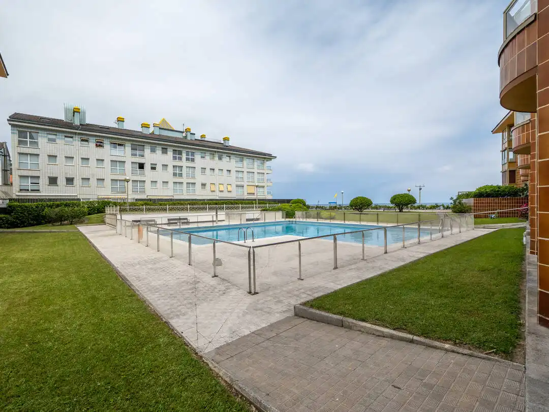 Schwimmbecken von Wohnung zum Verkauf in Zarautz mit Heizung, Privatgarten und Terrasse