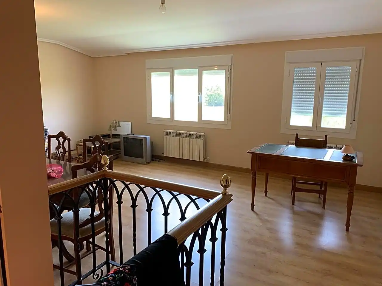 Sala d'estar de Casa o xalet en venda en  Logroño amb Calefacció, Parquet i Terrassa