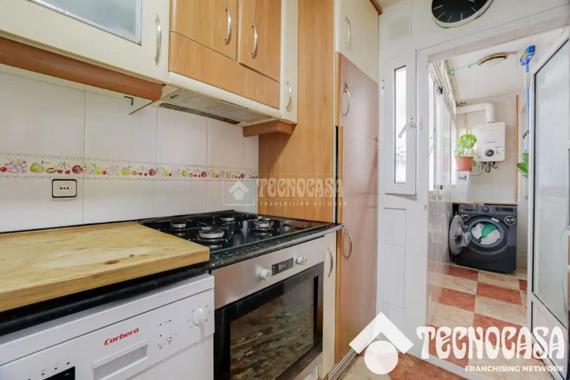 Küche von Wohnung zum Verkauf in Badalona mit Klimaanlage und Balkon