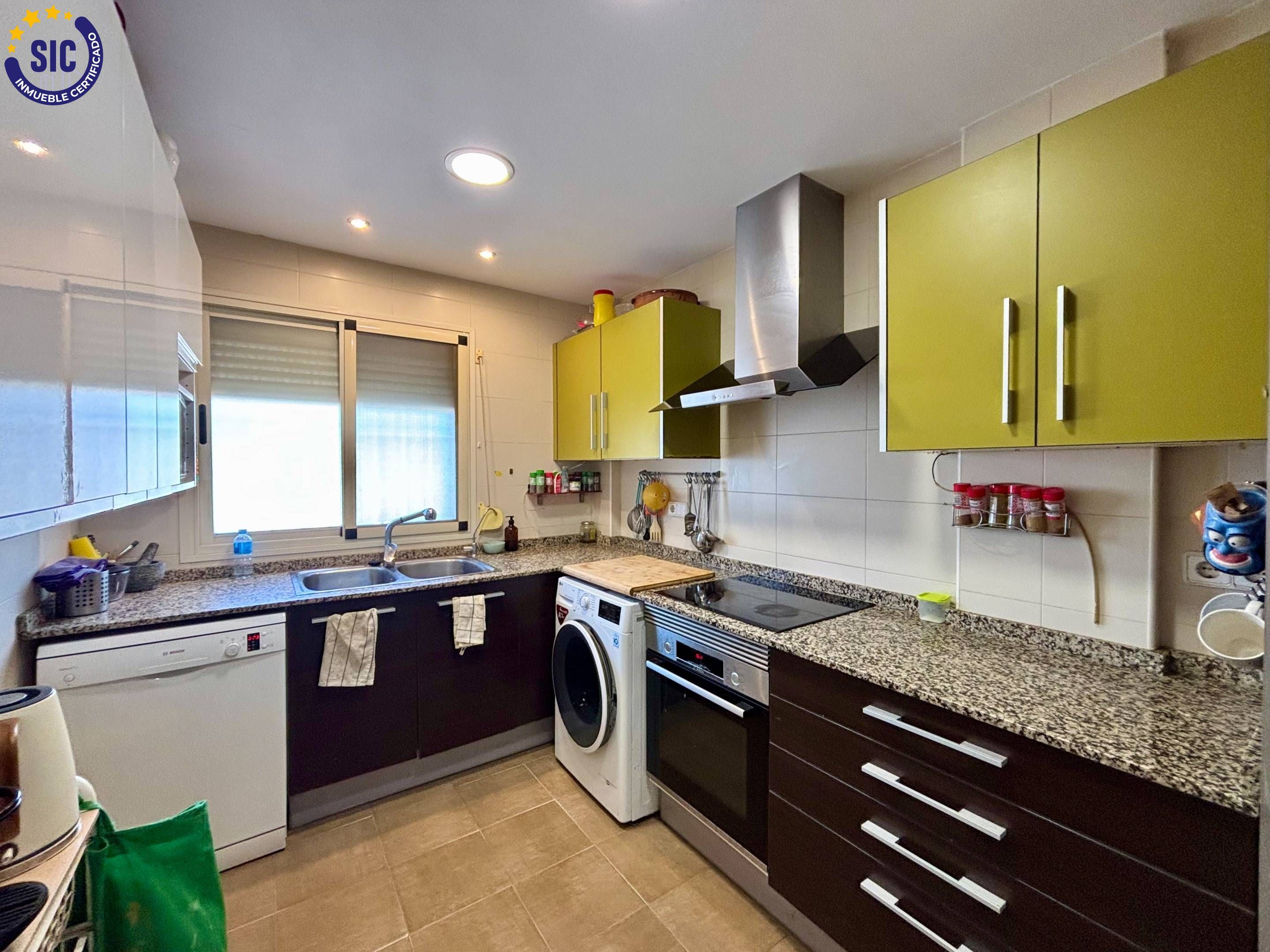 Cocina de Casa adosada en venta en La Pobla de Vallbona con Aire acondicionado, Calefacción y Jardín privado