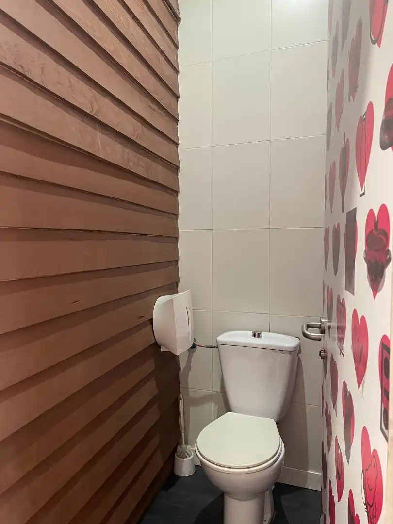 Badezimmer von Geschaftsraum zur Miete in Plasencia mit Klimaanlage