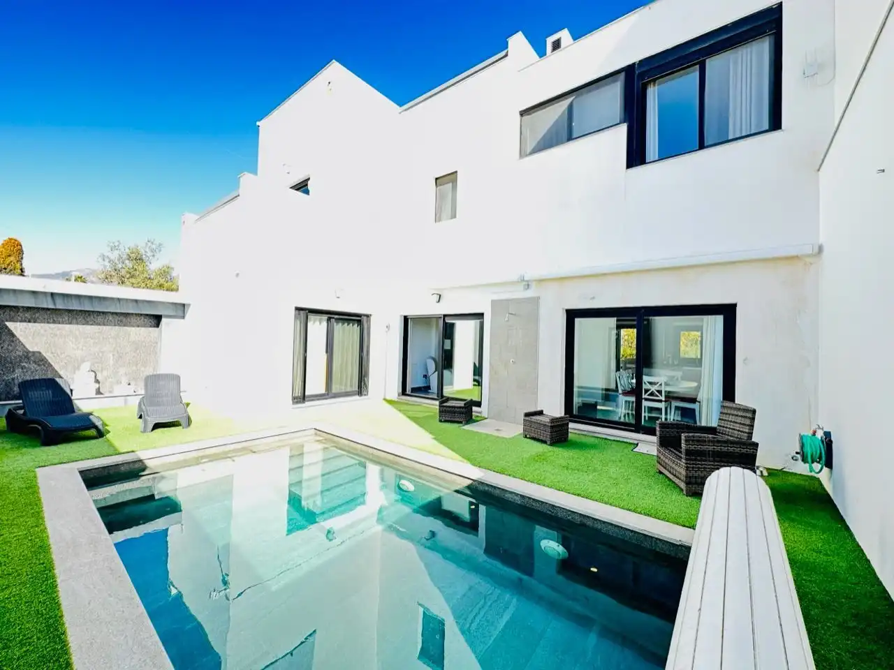 Piscina de Casa o chalet en venta en Nerja con Aire acondicionado, Jardín privado y Trastero