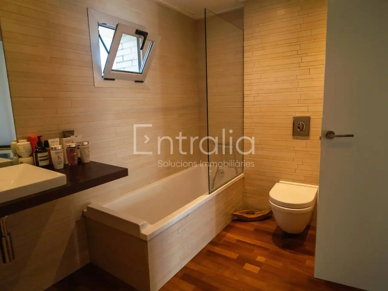 Bany de Casa o xalet en venda en Girona amb Aire condicionat, Calefacció i Jardí privat