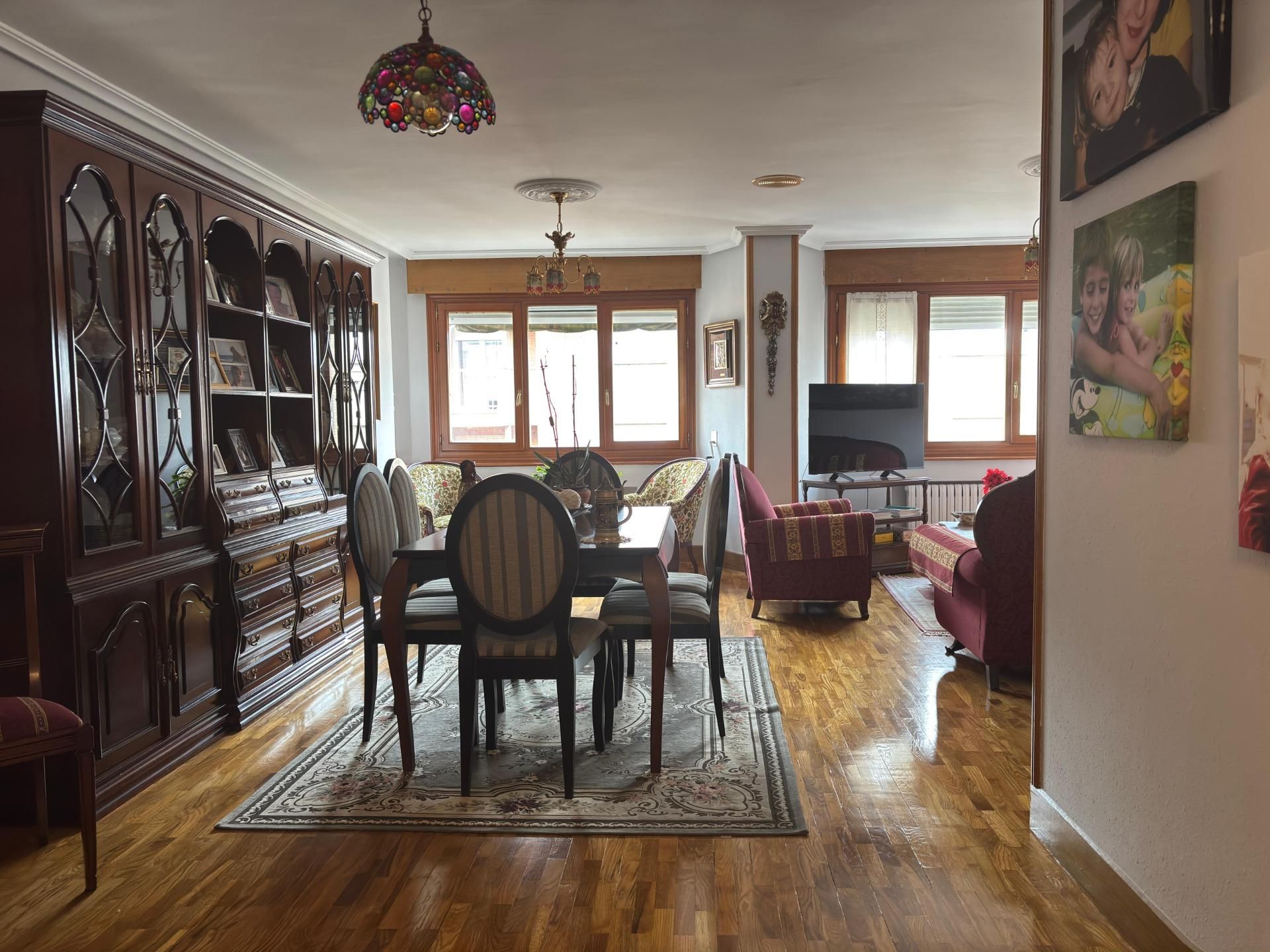 Menjador de Pis en venda en Ponferrada amb Calefacció, Parquet i Traster