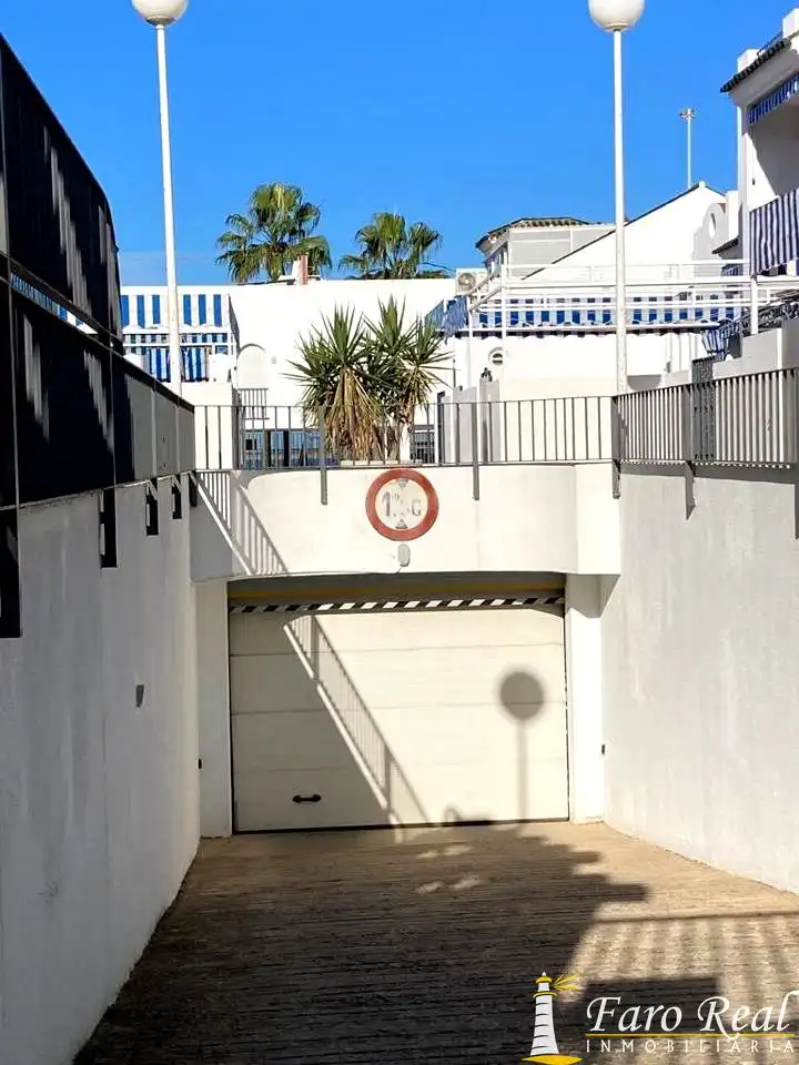 Aparcament de Casa adosada de lloguer en Sanlúcar de Barrameda amb Jardí privat i Moblat