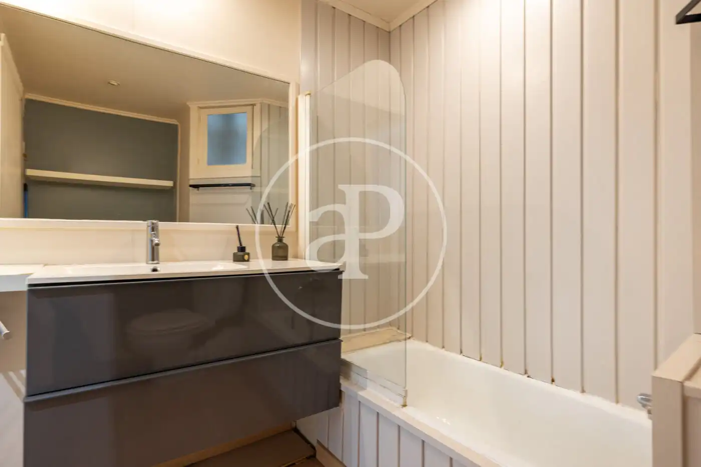 Bathroom of Flat for sale in Barcelona  with Air Conditioner and Heating