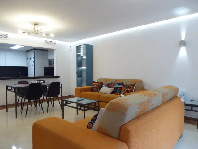 Sala d'estar de Pis de lloguer en Benalmádena amb Aire condicionat, Terrassa i Moblat