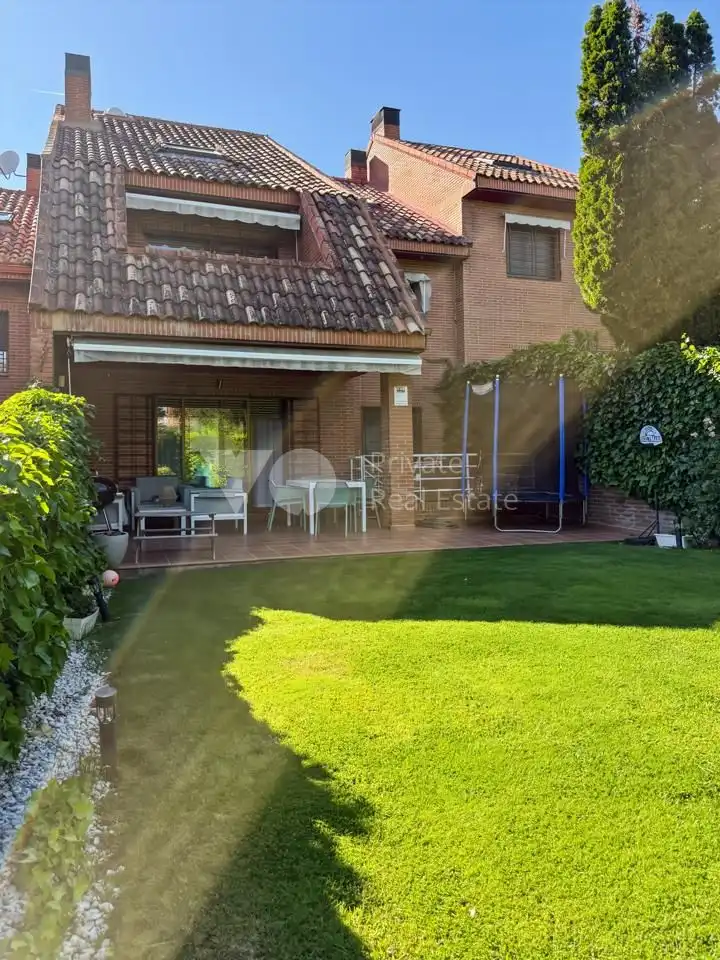 Jardín de Casa adosada en venta en Majadahonda con Aire acondicionado, Calefacción y Jardín privado