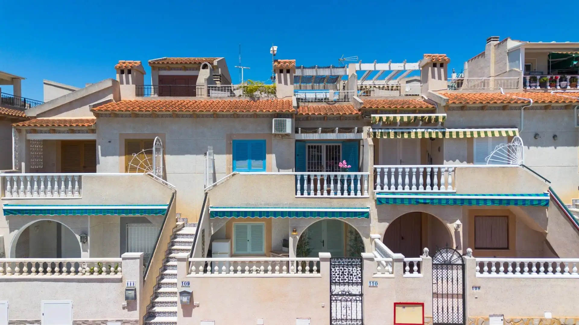 Vista exterior de Ático en venta en Guardamar del Segura con Aire acondicionado, Terraza y Piscina