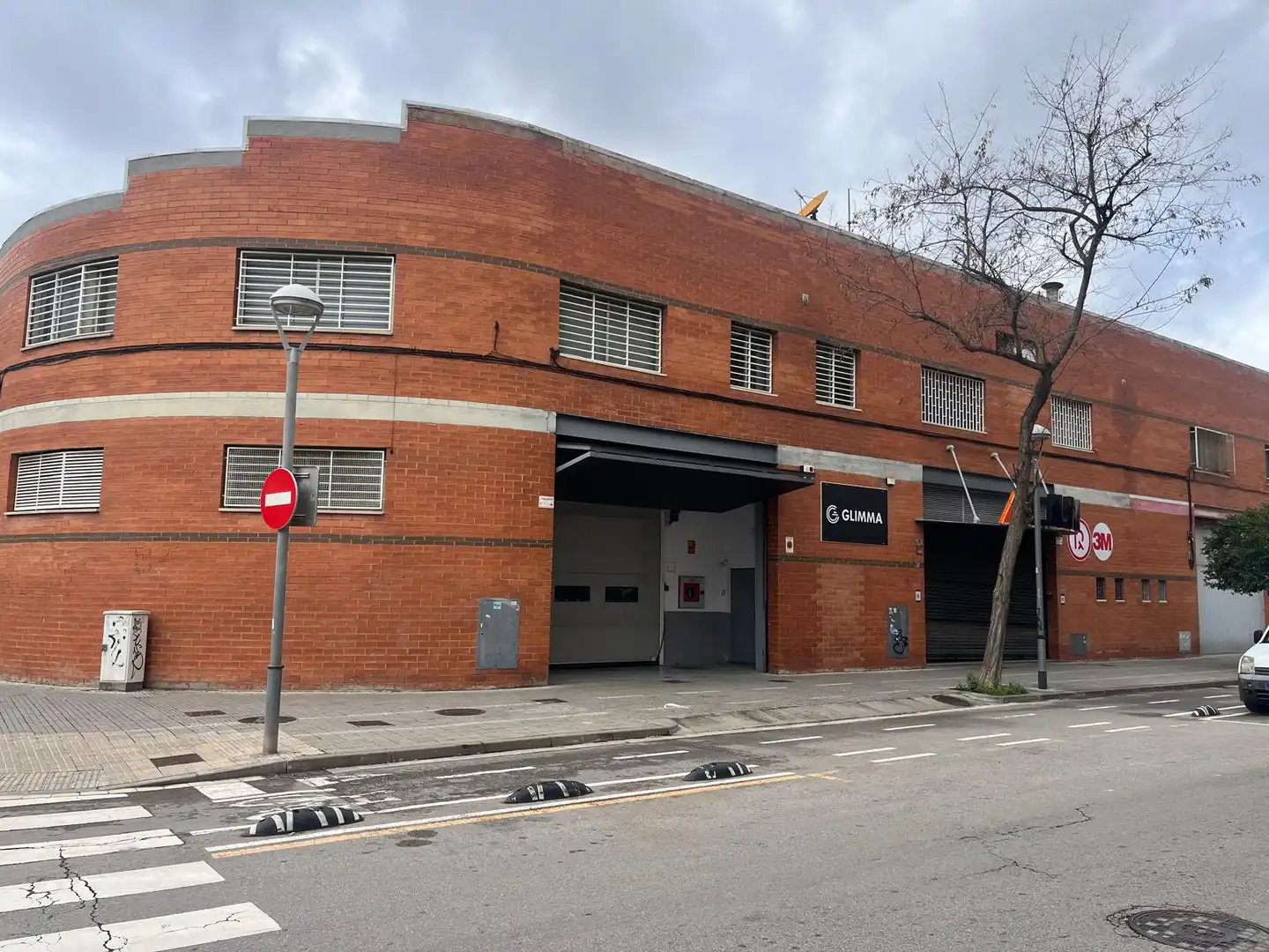 Vista exterior de Nau industrial de lloguer en Cornellà de Llobregat amb Calefacció i Alarma