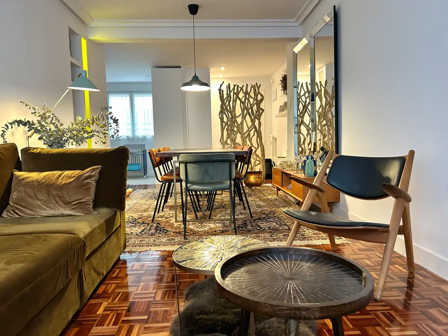 Sala d'estar de Pis de lloguer en Gijón  amb Calefacció, Parquet i Moblat