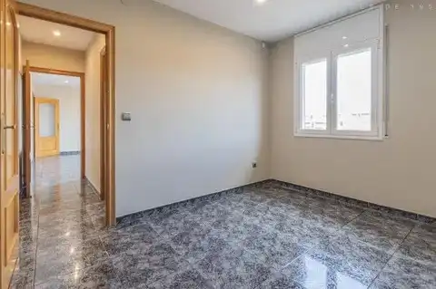 Dormitori de Pis en venda en Cornellà de Llobregat amb Aire condicionat, Forn i Balcó