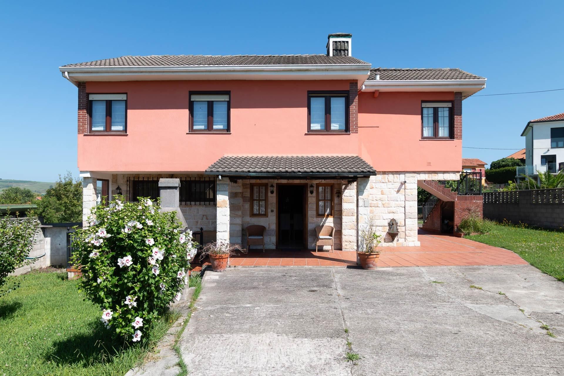Vista exterior de Casa o xalet en venda en Suances amb Calefacció, Jardí privat i Terrassa