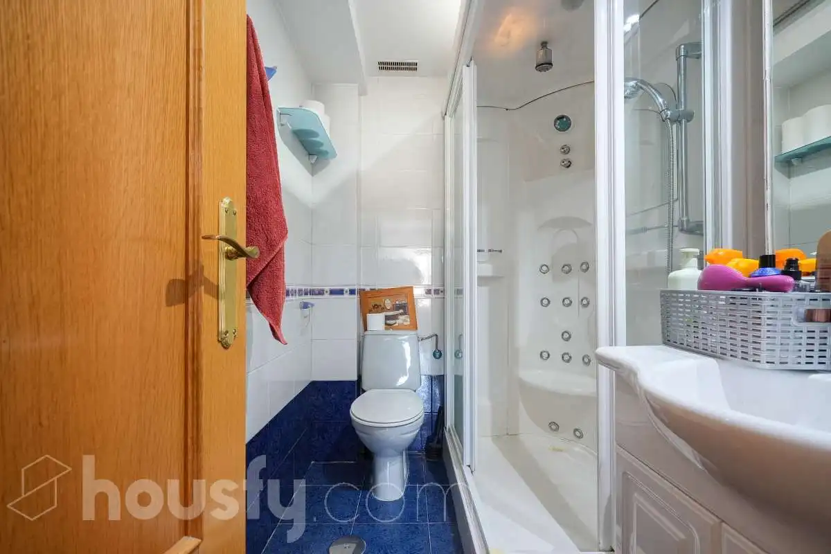 Bathroom of Flat for sale in Madrid  with Air Conditioner, Heating and Terrace