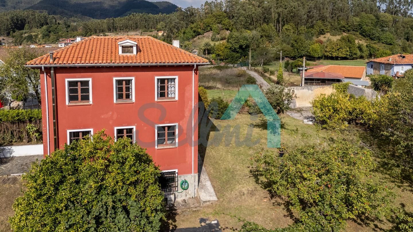 Vista exterior de Casa o xalet en venda en Pravia amb Calefacció, Jardí privat i Parquet