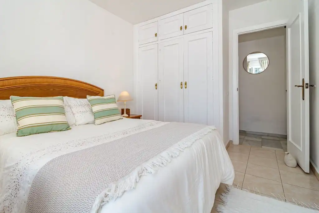 Dormitori de Casa o xalet en venda en Mijas amb Aire condicionat, Jardí privat i Terrassa