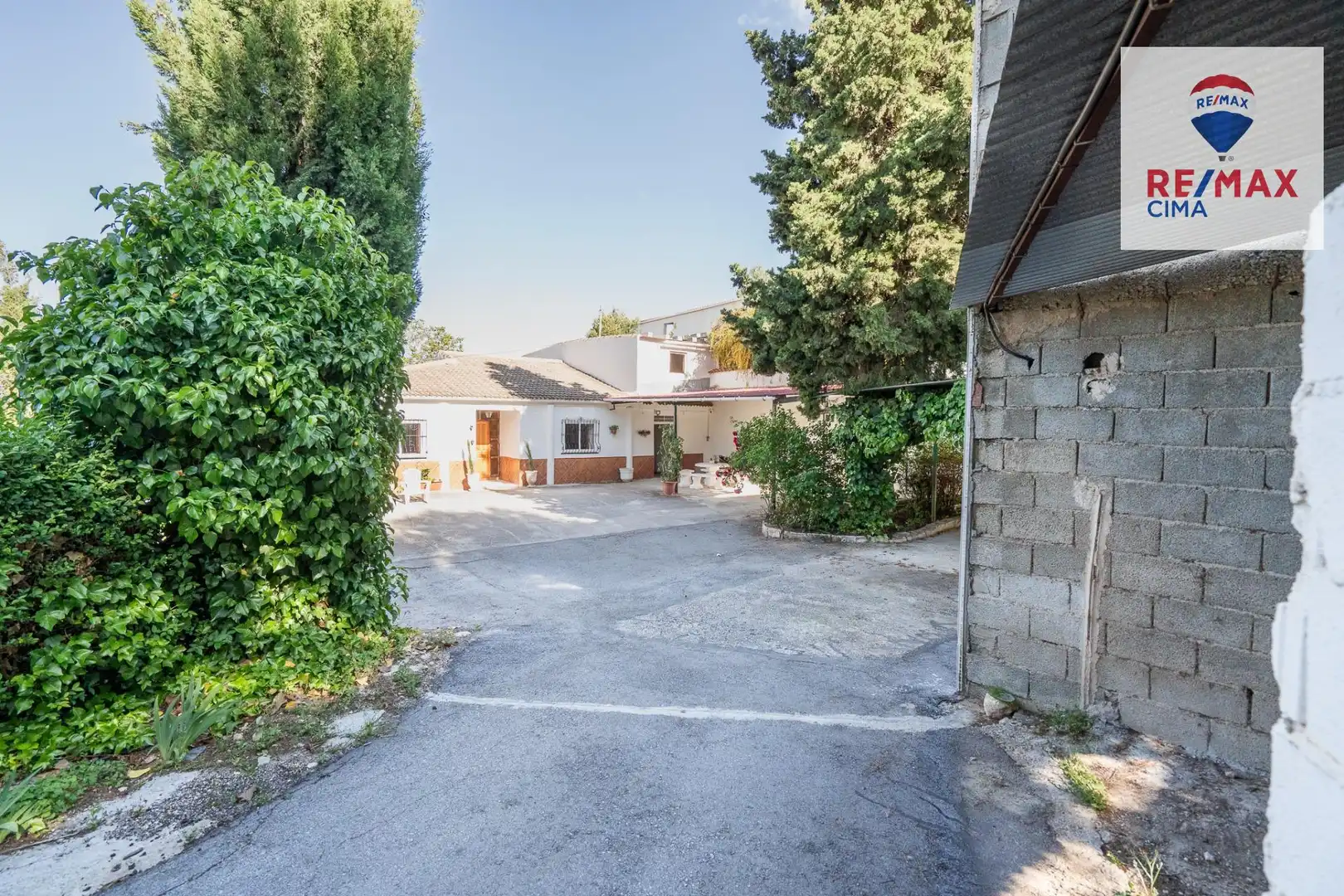 Vista exterior de Casa o xalet en venda en Baza amb Calefacció, Jardí privat i Terrassa
