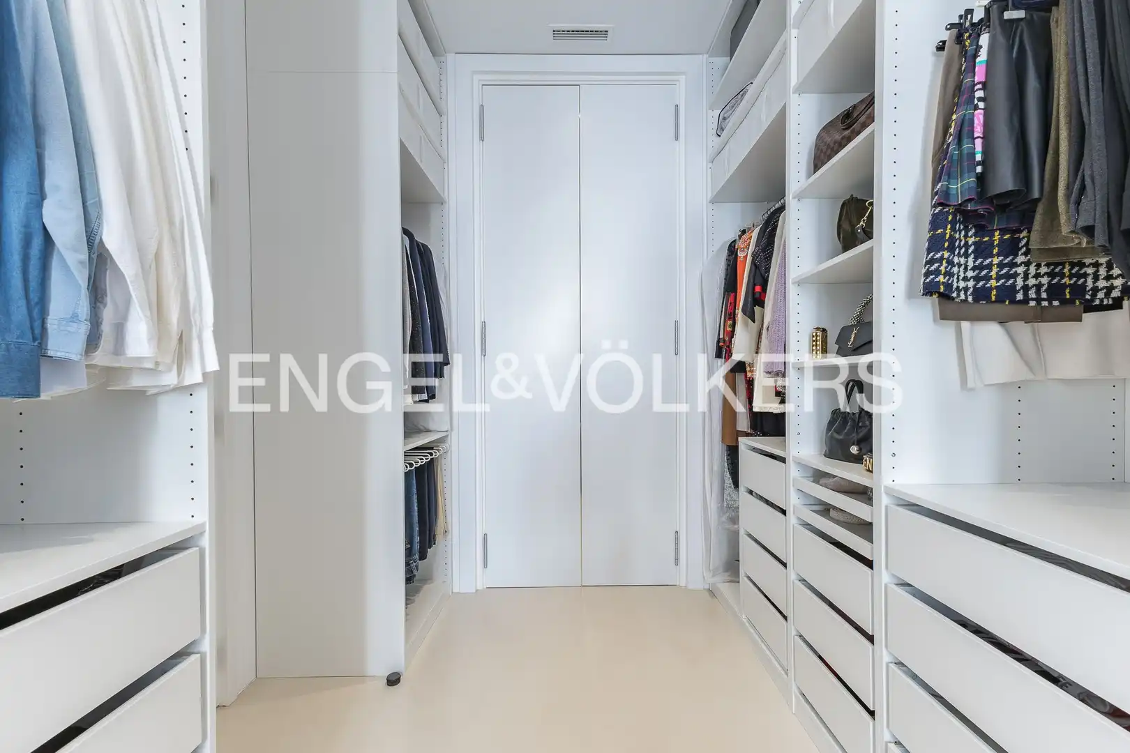 Wohnung zum Verkauf in Barcelona mit Klimaanlage, Heizung und Abstellraum