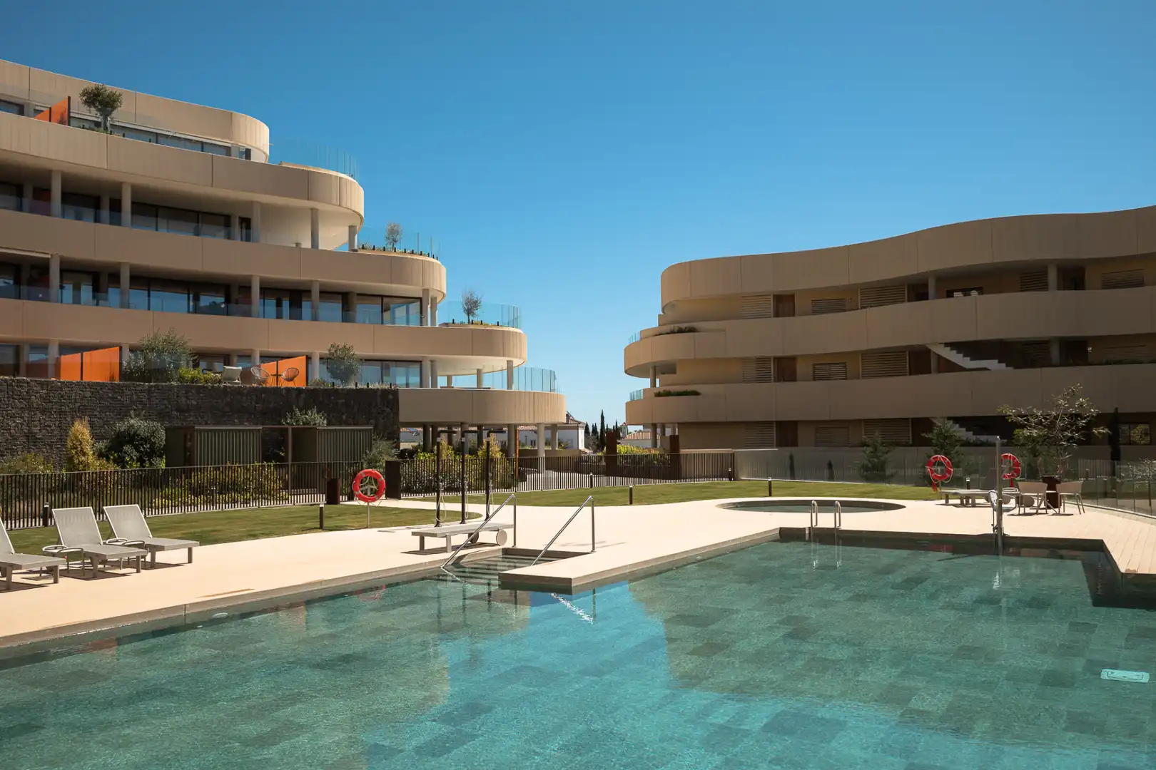 Außenansicht von Wohnungen zum Verkauf in Fuengirola mit Klimaanlage, Terrasse und Schwimmbad
