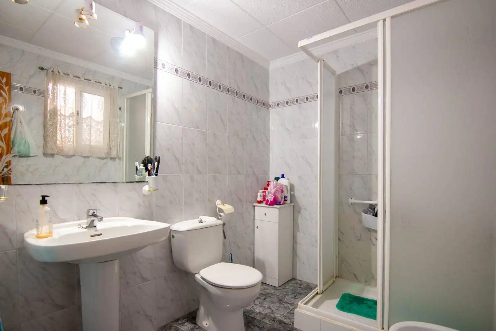 Badezimmer von Einfamilien-Reihenhaus zum Verkauf in Torrevieja mit Klimaanlage, Heizung und Terrasse
