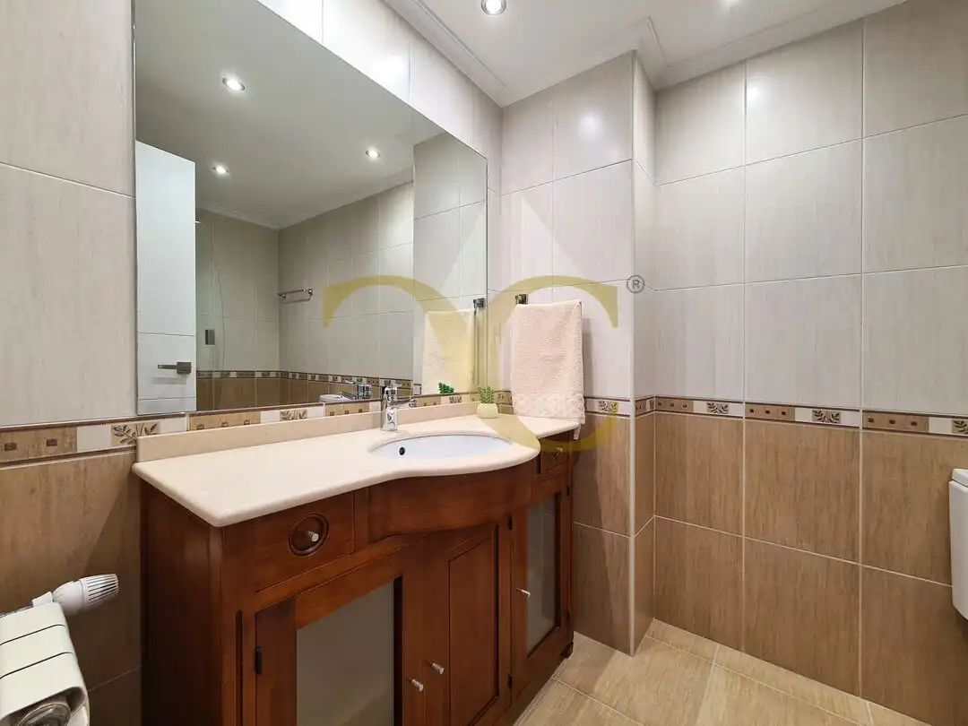 Baño de Piso en venta en Gijón  con Calefacción, Jardín privado y Terraza