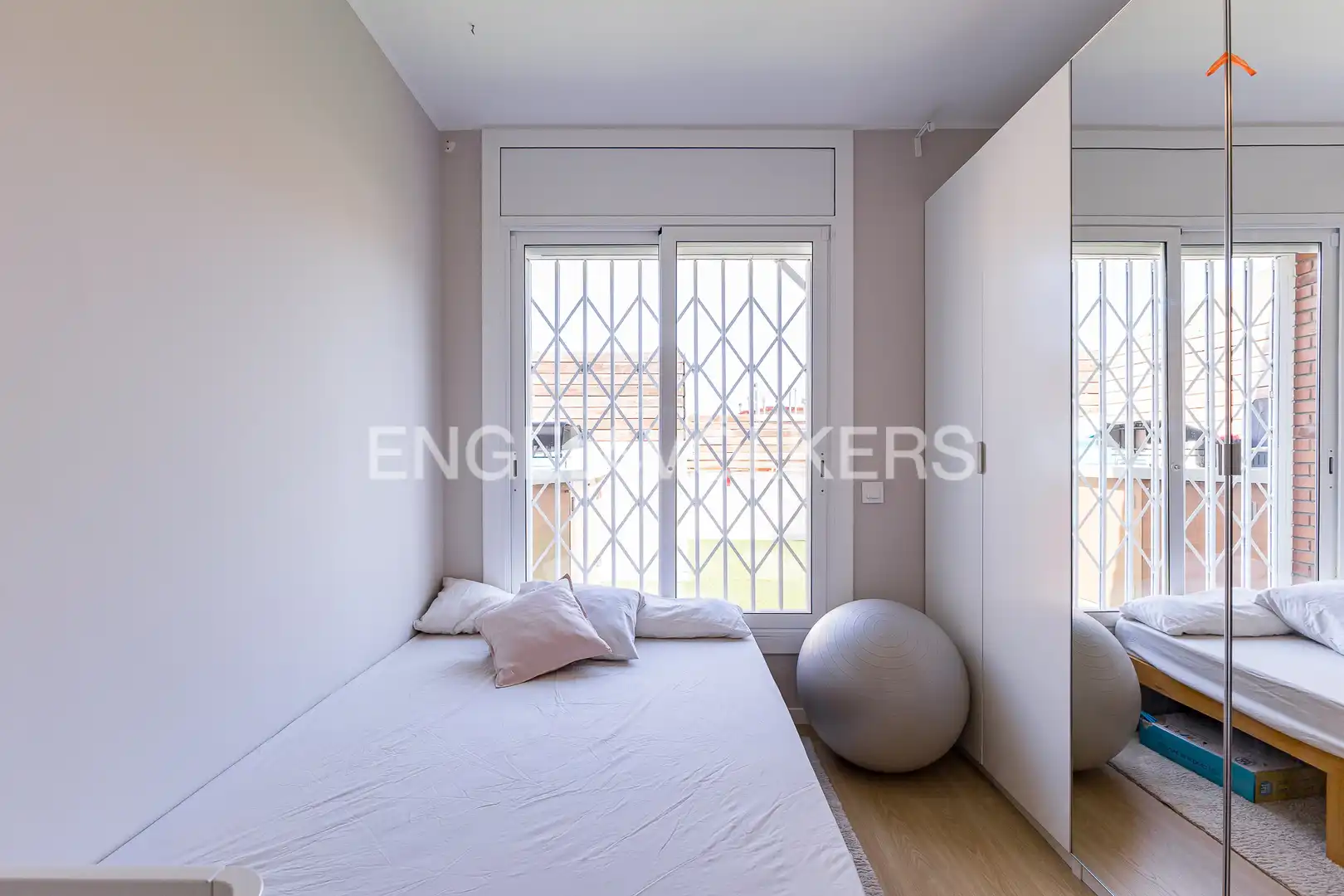 Bedroom of Attic for sale in Barcelona  with Air Conditioner, Heating and Private garden