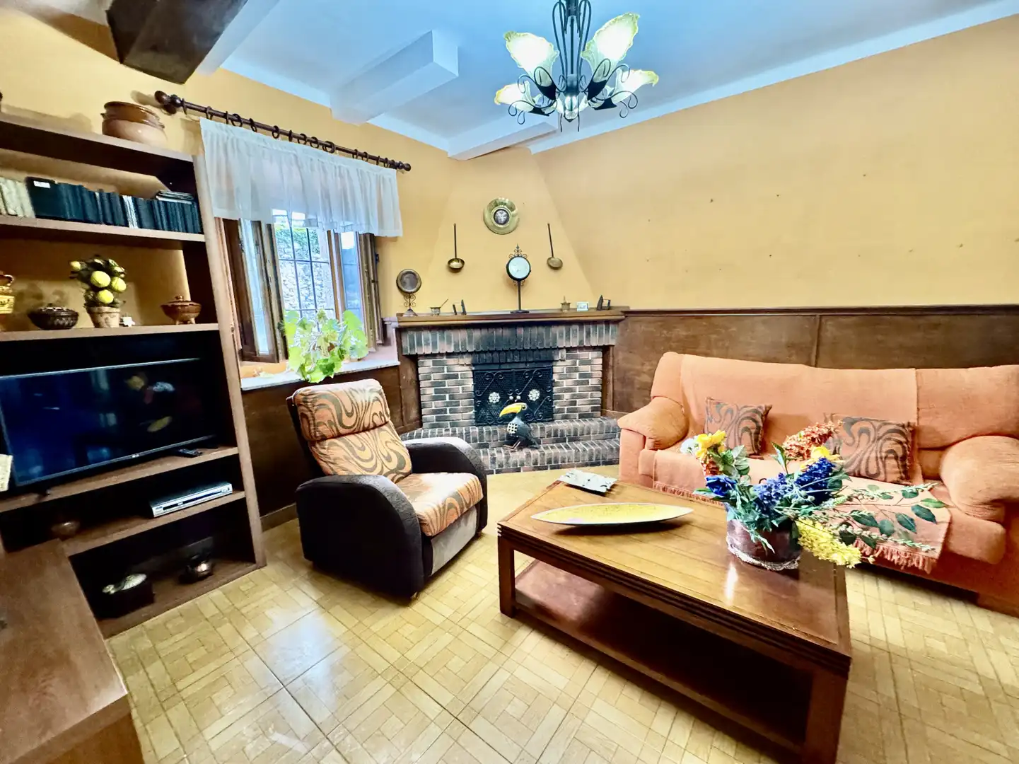 Sala de estar de Casa adosada en venta en Molledo con Parquet, Terraza y Amueblado
