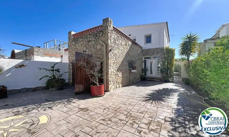 Casa con piscina en venta en Carrer Llobregat, imagen 9