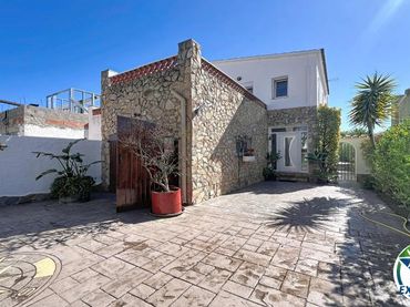Casa amb piscina en venda a Carrer Llobregat