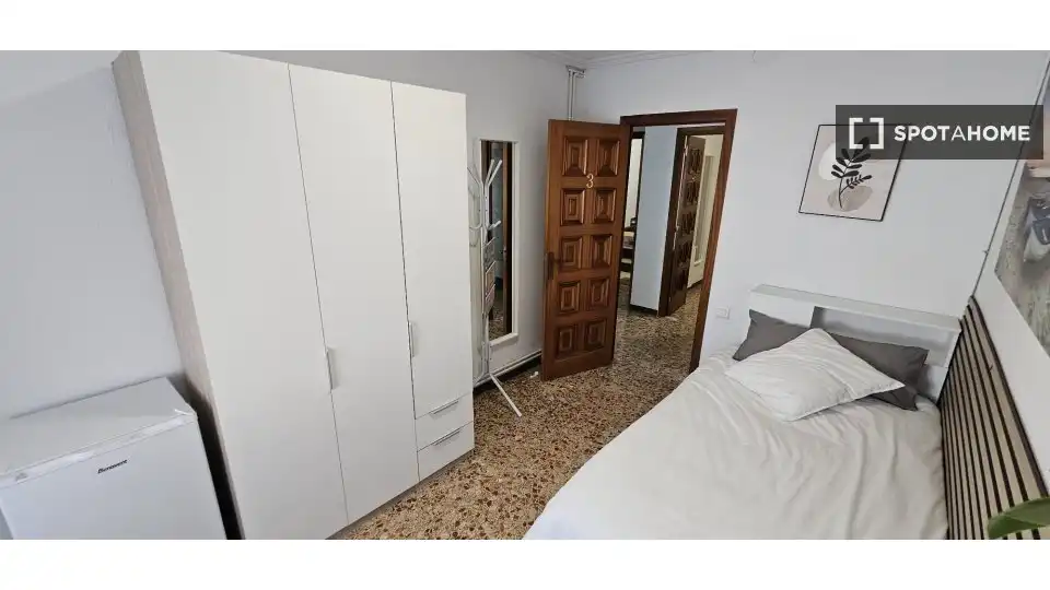 Bedroom of Flat for share in Nord-est
