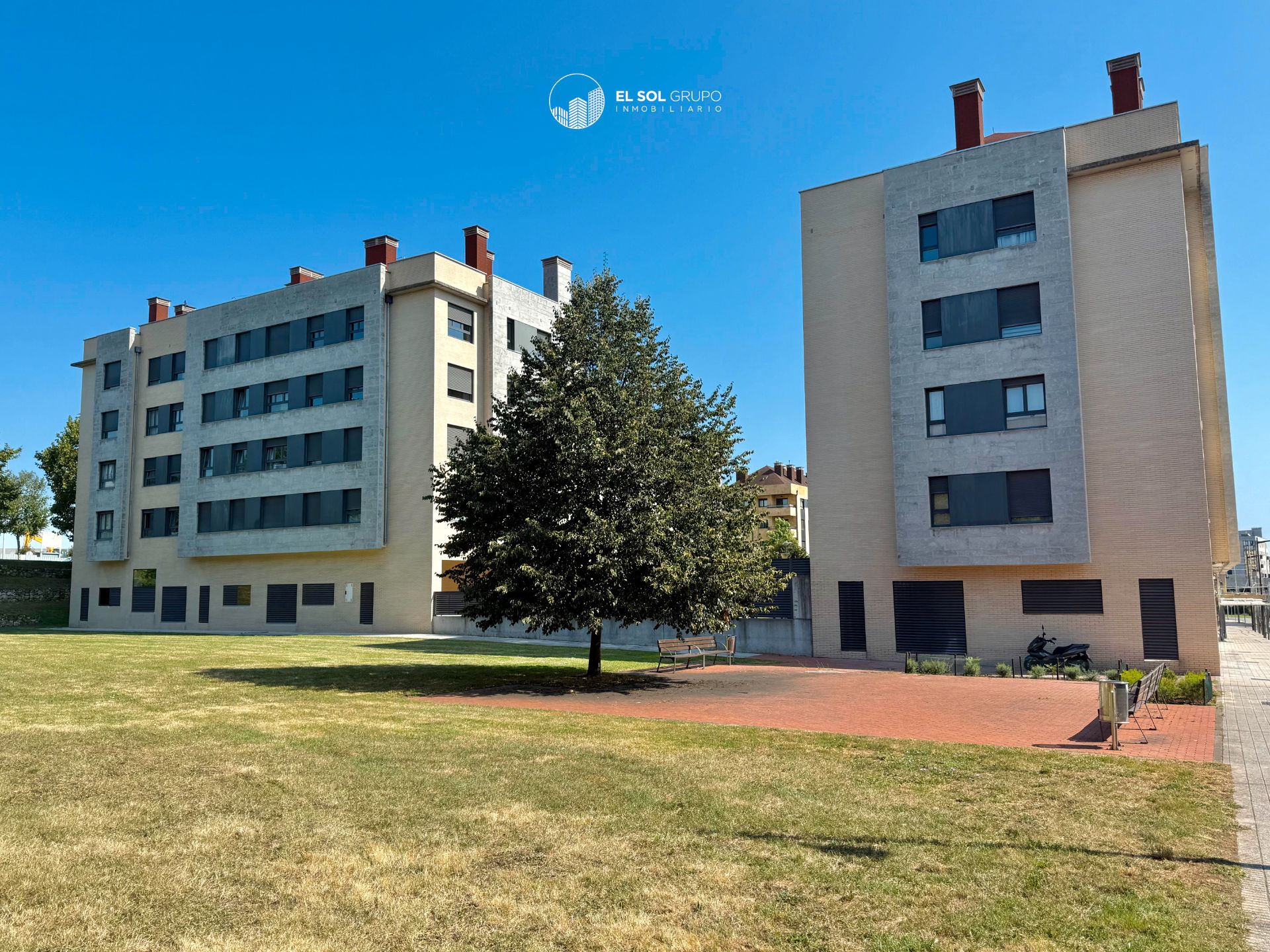 Vista exterior de Pis en venda en Gijón  amb Calefacció, Parquet i Traster