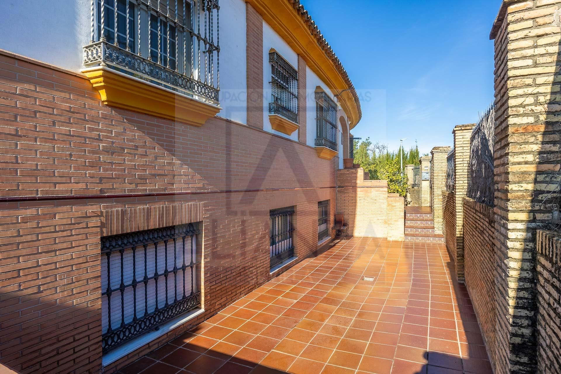 Vista exterior de Casa o chalet en venta en Valencina de la Concepción con Aire acondicionado, Jardín privado y Piscina comunitaria