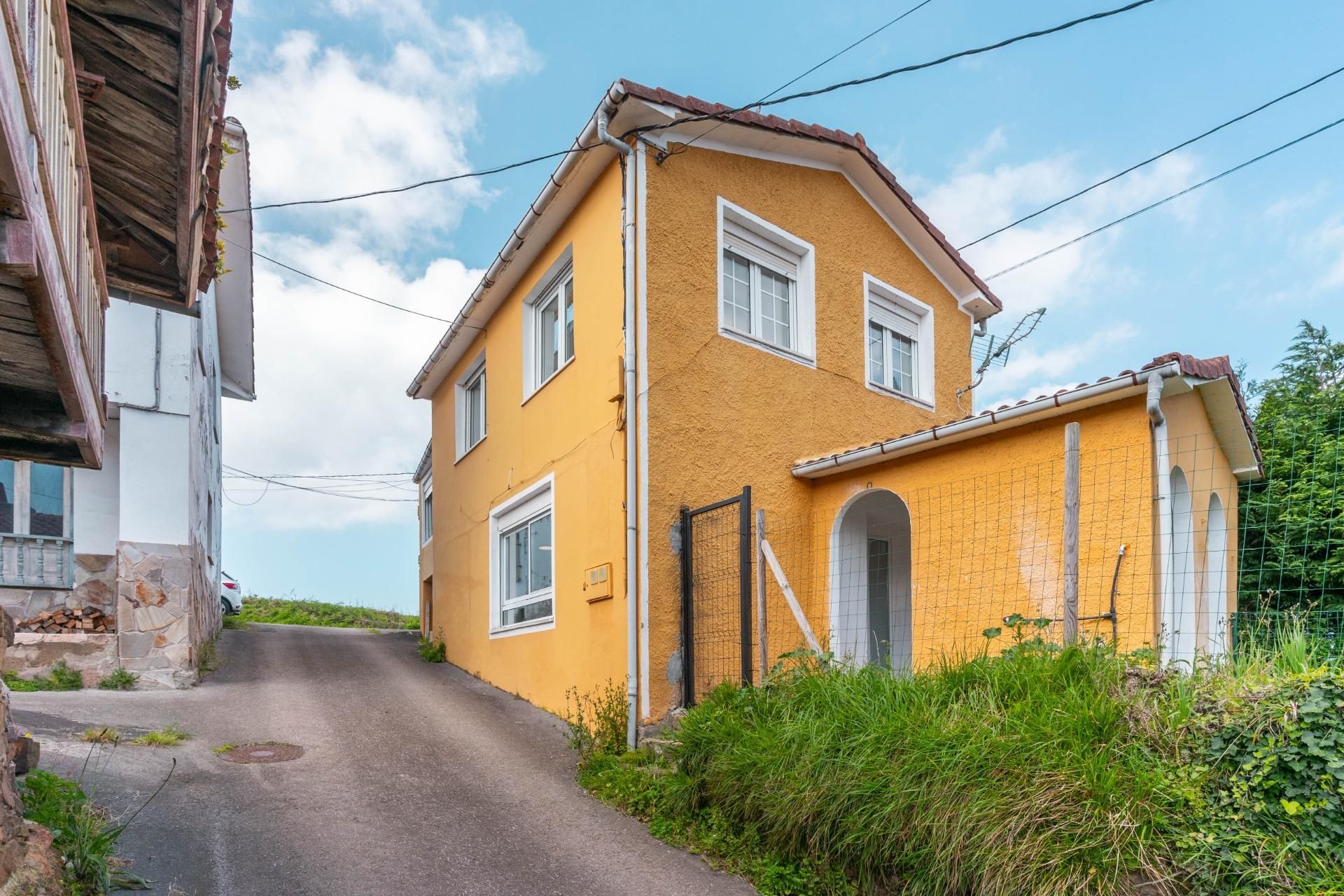 Vista exterior de Casa o xalet en venda en Castrillón amb Calefacció, Jardí privat i Terrassa